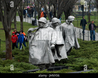 Das Korean War Veterans Memorial in Washington, DC, verfügt über 19 größer als lebensgroße Edelstahl-Statuen, die einen Kampf gegen Zug auf Patrouille Stockfoto