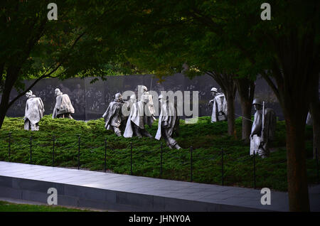 Das Korean War Veterans Memorial in Washington, DC, verfügt über 19 größer als lebensgroße Edelstahl-Statuen, die einen Kampf gegen Zug auf Patrouille Stockfoto