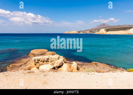 Felsformationen am Firiplaka Beach, einem der beliebtesten Strand befindet sich an der Südseite in Insel Milos. Kykladen, Griechenland. Stockfoto