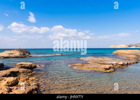 Felsformationen am Firiplaka Beach, einem der beliebtesten Strand befindet sich an der Südseite in Insel Milos. Kykladen, Griechenland. Stockfoto