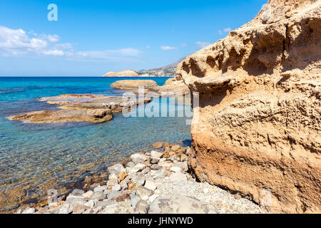 Felsformationen am Firiplaka Beach, einem der beliebtesten Strand befindet sich an der Südseite in Insel Milos. Kykladen, Griechenland. Stockfoto