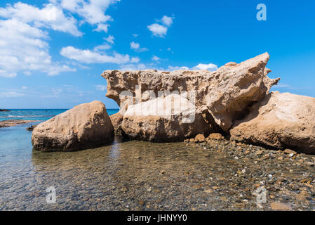 Felsformationen am Firiplaka Beach, einem der beliebtesten Strand befindet sich an der Südseite in Insel Milos. Kykladen, Griechenland. Stockfoto