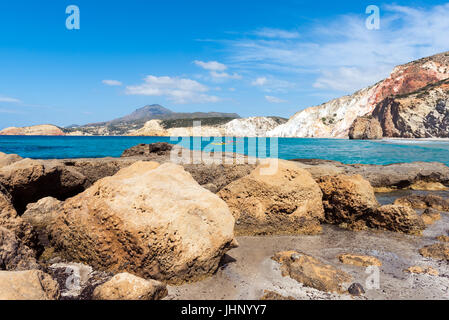 Felsformationen am Firiplaka Beach, einem der beliebtesten Strand befindet sich an der Südseite in Insel Milos. Kykladen, Griechenland. Stockfoto