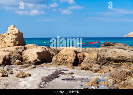 Milos, Griechenland, 19. Mai 2017: Touristen Kajakfahren in der Nähe von Firiplaka Beach, einem der beliebtesten Strand befindet sich an der Südseite in Insel Milos. CycL Stockfoto