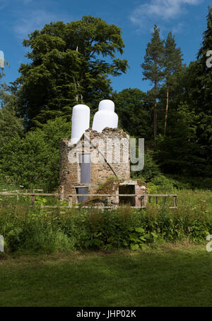 Freitag 14. Juli 2017: Mellerstain Haus, Kelso, Scottish Borders. Künstler Steve Messam startet die Öffnung der Grenzen Skulpturenpark mit drei Anlagen auf dem Gelände des Mellerstain House in den schottischen Borders. Versetzt, streuen und überragt.  Die Ruine der ehemaligen Wäscherei Gebäude in der Nähe der Beck wird mit einer internen pneumatische Installation verwandelt werden, füllt der Innenkörper des Turms und erstreckt sich mit einer Reihe von basaltischen Spalte erinnernden Säulen Verlängerung über die aktuellen Dachlinie zu einer Gesamthöhe von ca. 8m Höhe Stockfoto