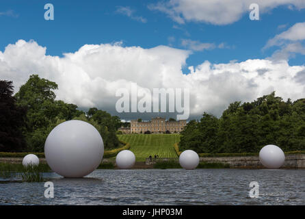 Freitag 14. Juli 2017: Mellerstain Haus, Kelso, Scottish Borders. Künstler Steve Messam startet die Öffnung der Grenzen Skulpturenpark mit drei Anlagen auf dem Gelände des Mellerstain House in den schottischen Borders. Versetzt, streuen und überragt.   Auf dem See am Fuße des Rasens eine Sammlung von reinen weißen Sphären schweben auf der Oberfläche des Wassers. "Scatter" ist eine Reihe von Kugeln, die den weiten Raum des Wassers stören und mit Skala, Oberfläche und Licht spielen. Die Kugeln in einer Vielzahl von Größen von 1m bis 4m Durchmesser bringen ein Gefühl für den Maßstab der Landschaft. Die Stücke appe Stockfoto