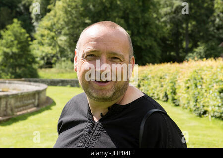 Freitag 14. Juli 2017: Mellerstain Haus, Kelso, Scottish Borders. Künstler Steve Messam (im Bild) startet die Öffnung der Grenzen Skulpturenpark mit drei Anlagen auf dem Gelände des Mellerstain House in den schottischen Borders. Versetzt, streuen und überragt.   Auf dem See am Fuße des Rasens eine Sammlung von reinen weißen Sphären schweben auf der Oberfläche des Wassers. ÔScatterÕ ist eine Reihe von Kugeln, die den weiten Raum des Wassers stören und mit Skala, Oberfläche und Licht spielen. Die Kugeln in einer Vielzahl von Größen von 1m bis 4m Durchmesser bringen ein Gefühl für den Maßstab der Landschaft. Die Stockfoto