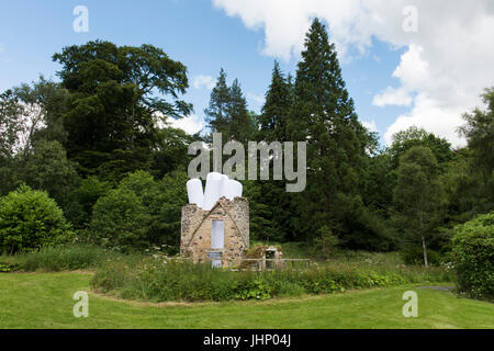 Freitag 14. Juli 2017: Mellerstain Haus, Kelso, Scottish Borders. Künstler Steve Messam startet die Öffnung der Grenzen Skulpturenpark mit drei Anlagen auf dem Gelände des Mellerstain House in den schottischen Borders. Versetzt, streuen und überragt.  Die Ruine der ehemaligen Wäscherei Gebäude in der Nähe der Beck wird mit einer internen pneumatische Installation verwandelt werden, füllt der Innenkörper des Turms und erstreckt sich mit einer Reihe von basaltischen Spalte erinnernden Säulen Verlängerung über die aktuellen Dachlinie zu einer Gesamthöhe von ca. 8m Höhe Stockfoto