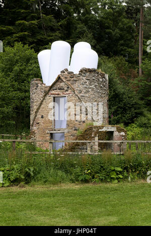 Freitag 14. Juli 2017: Mellerstain Haus, Kelso, Scottish Borders. Künstler Steve Messam startet die Öffnung der Grenzen Skulpturenpark mit drei Anlagen auf dem Gelände des Mellerstain House in den schottischen Borders. Versetzt, streuen und überragt.  Die Ruine der ehemaligen Wäscherei Gebäude in der Nähe der Beck wird mit einer internen pneumatische Installation verwandelt werden, füllt der Innenkörper des Turms und erstreckt sich mit einer Reihe von basaltischen Spalte erinnernden Säulen Verlängerung über die aktuellen Dachlinie zu einer Gesamthöhe von ca. 8m Höhe Stockfoto