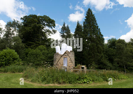 Freitag 14. Juli 2017: Mellerstain Haus, Kelso, Scottish Borders. Künstler Steve Messam startet die Öffnung der Grenzen Skulpturenpark mit drei Anlagen auf dem Gelände des Mellerstain House in den schottischen Borders. Versetzt, streuen und überragt.  Die Ruine der ehemaligen Wäscherei Gebäude in der Nähe der Beck wird mit einer internen pneumatische Installation verwandelt werden, füllt der Innenkörper des Turms und erstreckt sich mit einer Reihe von basaltischen Spalte erinnernden Säulen Verlängerung über die aktuellen Dachlinie zu einer Gesamthöhe von ca. 8m Höhe Stockfoto