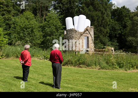 Freitag 14. Juli 2017: Mellerstain Haus, Kelso, Scottish Borders. Künstler Steve Messam startet die Öffnung der Grenzen Skulpturenpark mit drei Anlagen auf dem Gelände des Mellerstain House in den schottischen Borders. Versetzt, streuen und überragt.  Die Ruine der ehemaligen Wäscherei Gebäude in der Nähe der Beck wird mit einer internen pneumatische Installation verwandelt werden, füllt der Innenkörper des Turms und erstreckt sich mit einer Reihe von basaltischen Spalte erinnernden Säulen Verlängerung über die aktuellen Dachlinie zu einer Gesamthöhe von ca. 8m Höhe Stockfoto