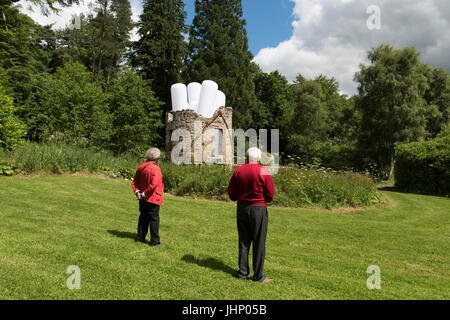 Freitag 14. Juli 2017: Mellerstain Haus, Kelso, Scottish Borders. Künstler Steve Messam startet die Öffnung der Grenzen Skulpturenpark mit drei Anlagen auf dem Gelände des Mellerstain House in den schottischen Borders. Versetzt, streuen und überragt.  Die Ruine der ehemaligen Wäscherei Gebäude in der Nähe der Beck wird mit einer internen pneumatische Installation verwandelt werden, füllt der Innenkörper des Turms und erstreckt sich mit einer Reihe von basaltischen Spalte erinnernden Säulen Verlängerung über die aktuellen Dachlinie zu einer Gesamthöhe von ca. 8m Höhe Stockfoto