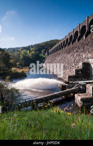 Lake Vyrnwy Damm mit Entschädigung Wasserabgabe Ventile öffnen, Wales Stockfoto