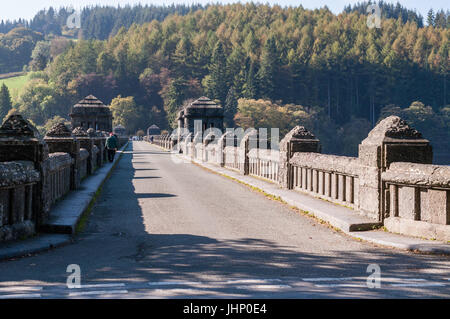 Lake Vyrnwy Damm Straßenbrücke mit Passanten über es, Wales Stockfoto