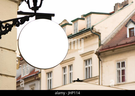 Leere runde Schild, klassische Architektur Gebäude Hintergrund von Schmiedeeisen Halterung, in der Stadt hängen. Stockfoto