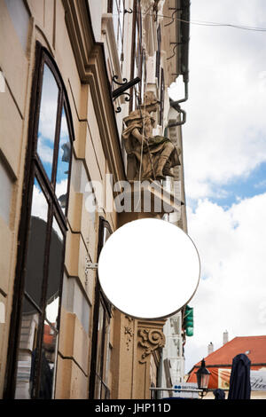 Leere runde Schild hängen von der Fassade eines Gebäudes der klassischen Architektur in der Stadt Stockfoto