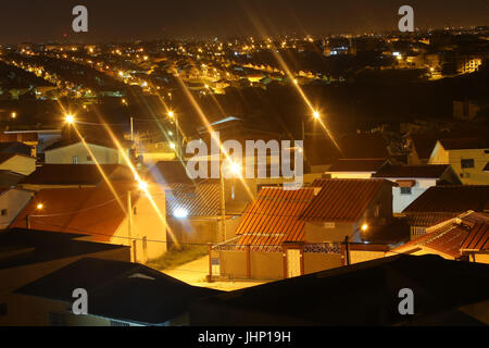 Nächtliche Stadtlandschaft im Zentrum von Abidjan, Elfenbeinküste, mit Wohnhäusern und urbaner Skyline, die nach Einbruch der Dunkelheit in Westafrika beleuchtet wird Stockfoto