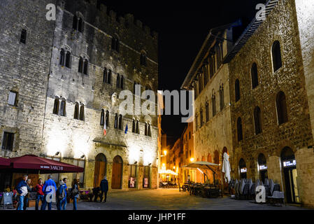 MASSA MARITTIMA, Italien - 14. Mai 2017 - Nacht Blick auf eine Straße im historischen Zentrum von Massa Marittima in der Provinz Grosseto in der Toskana. Stockfoto