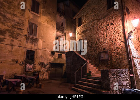 MASSA MARITTIMA, Italien - 14. Mai 2017 - Nacht Blick auf eine Straße im historischen Zentrum von Massa Marittima in der Provinz Grosseto in der Toskana. Stockfoto