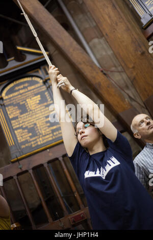 17-j hrige Saskia Frisby im Jahr 2016 in Worcester Kathedrale Glockenturm, die Glocken läuten wurde, da war sie 13 abgebildet. Stockfoto