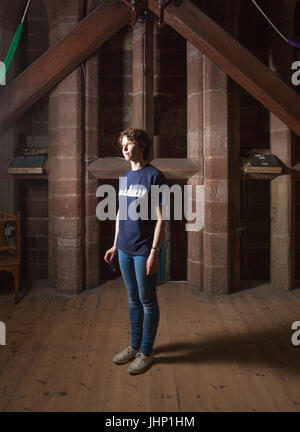 17-j hrige Saskia Frisby im Jahr 2016 in Worcester Kathedrale Glockenturm, die Glocken läuten wurde, da war sie 13 abgebildet. Stockfoto