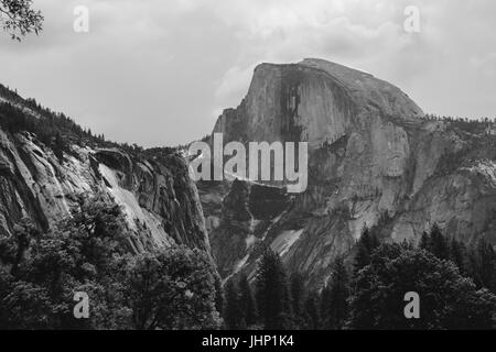 Schwarzweißansicht Berge darunter Half Dome nach 16 Meile Wanderung auf Yosemite Falls Trail an die Spitze der North Dome-Fotografie von Paul Toillion