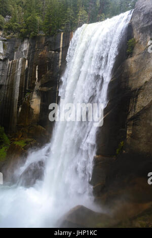 Vernal Falls auf den Nebel Testversion Yosemite National Park - Fotografie von Paul Toillion Stockfoto