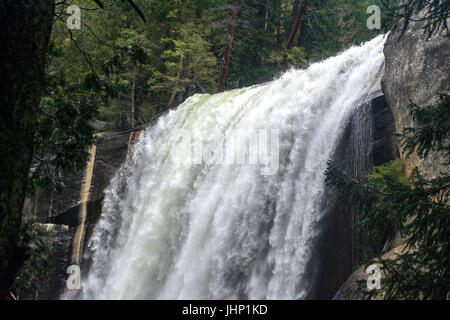 Vernal Falls auf den Nebel Testversion Yosemite National Park - Fotografie von Paul Toillion Stockfoto