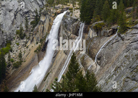 Seitenansicht des Nevada fällt der Nebel Weg im Yosemite National Park - Fotografie von Paul Toillion Stockfoto