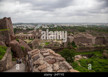 Weite Aussicht Aussicht von oben auf die Golconda Fort in der Stadt Hyderabad in Indien suchen Stockfoto