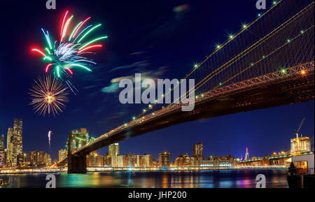 Feuerwerk über der Stadt in der Nacht mit Spiegelung im Wasser Stockfoto