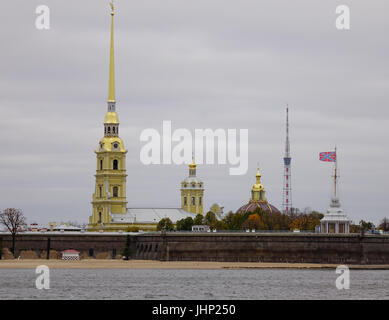 Sankt Petersburg, Russland - 10. Oktober 2016. Blick auf die Peter- und Paul Fortress, liegt an der Mündung des Flusses Newa auf der Haseninsel. Die Festung war Stockfoto