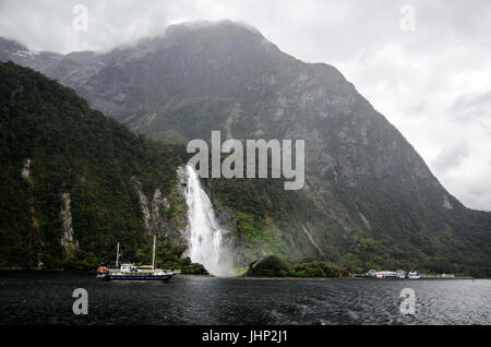 Bootsfahrt durch Milford Sound, Neuseeland Stockfoto