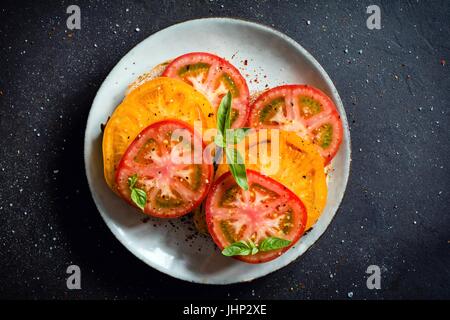 Bunte heirloom Tomaten in Scheiben geschnitten Stockfoto