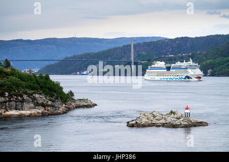 AIDAluna verlassen Bergen. AIDAluna ist eine Sphinx Klasse Kreuzfahrt Schiff, gebaut auf der Meyer Werft für AIDA Cruises, einer der zehn Marken im Besitz von Carnival Corp Stockfoto