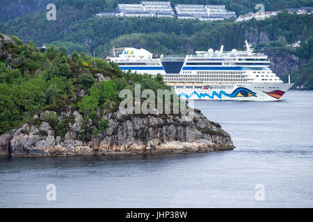 AIDAluna verlassen Bergen. AIDAluna ist eine Sphinx Klasse Kreuzfahrt Schiff, gebaut auf der Meyer Werft für AIDA Cruises, einer der zehn Marken im Besitz von Carnival Corp Stockfoto