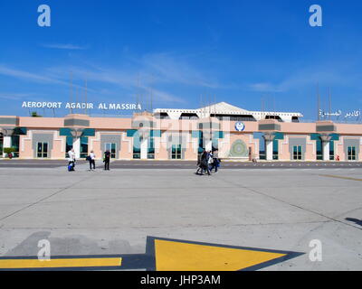 Eingang zum Flughafen in AGADIR Stadt in Marokko mit klaren blauen Himmel in 2017 warmen sonnigen Wintertag. Arabische Wörter bedeutet: Flughafen Al Massira, Afrika am Feb Stockfoto