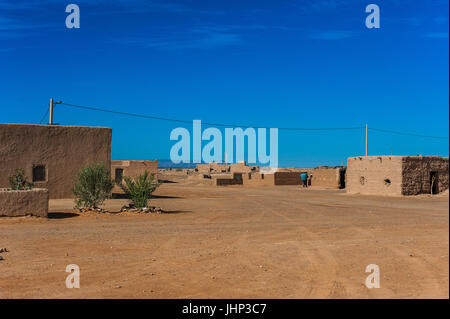 Frau zurück von der Arbeit im kleinen Dorf in der Nähe von Merzouga, Marokko Stockfoto