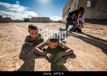 Kinder spielen, Merzouga, Marokko Stockfoto