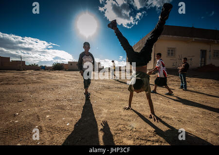 Kinder spielen Merzouga, Mosrocco Stockfoto