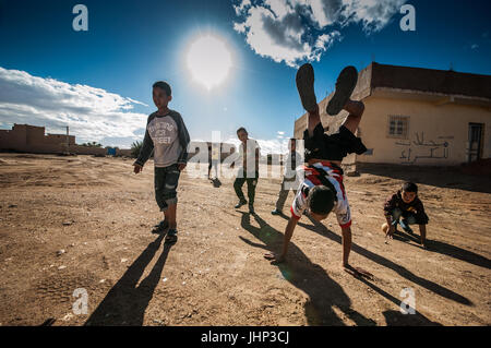 Kinder spielen Merzouga, Mosrocco Stockfoto