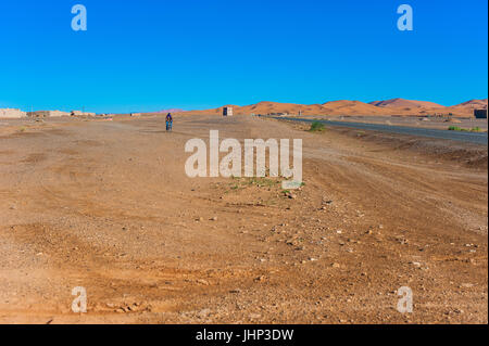 Mann auf dem Fahrrad auf die Merzouga, Marokko Stockfoto