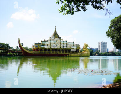 Yangon, Myanmar - 16. Oktober 2015. Blick auf Karaweik Hall, ein Palast auf dem östlichen Ufer des Kandawgyi See, Yangon, Myanmar. Yangon ist die ehemalige Hauptstadt der Stockfoto