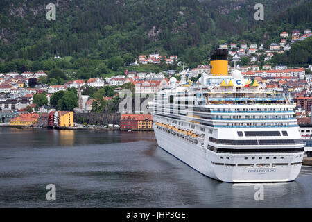 COSTA FAVOLOSA in Bergen, Norwegen. Costa Kreuzfahrten ist eine italienische Reederei, Sitz in Genua und unter Kontrolle der Carnival Corporation & plc. Stockfoto