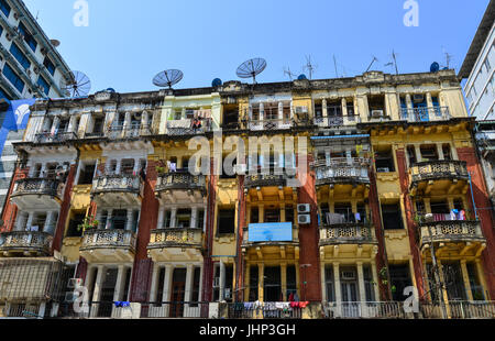 Yangon, Myanmar - 13. Februar 2017. Altbauwohnung im Zentrum in Yangon, Myanmar. Yangon, vormals Rangoon, war die Hauptstadt von Myanmar. Stockfoto