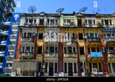 Yangon, Myanmar - 13. Februar 2017. Fassade einer alten Wohnung im Downtown in Yangon, Myanmar. Yangon, vormals Rangoon, war die Hauptstadt von Myanmar. Stockfoto