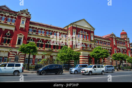 Yangon, Myanmar - 13. Februar 2017. Britische koloniale Palast im Zentrum in Yangon, Myanmar. Yangon ist eine Stadt, die Tradition, Kultur und Modernit Salden Stockfoto