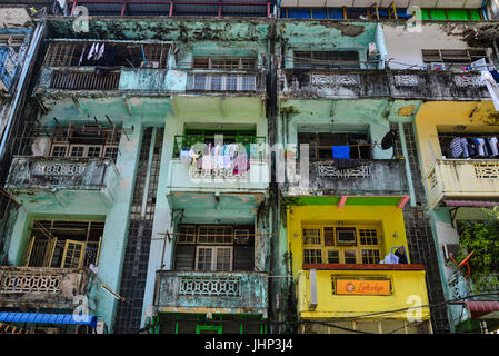 Yangon, Myanmar - 13. Februar 2017. Alten Wohnungen in Chinatown in Yangon, Myanmar. Yangon ist die bevölkerungsreichste Stadt in Myanmar bei weitem. Stockfoto