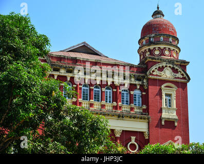 Teil eines roten Palastes im Zentrum in Yangon, Myanmar. Die Innenstadt von Yangon besteht nach wie vor hauptsächlich der verfallenden Gebäude aus der Kolonialzeit. Stockfoto