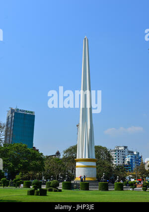 Yangon, Myanmar - 13. Februar 2017. Unabhängigkeits-Denkmal im Mahabandoola Park in Yangon, Myanmar. Yangon, vormals Rangoon, war die Hauptstadt von Myanmar. Stockfoto